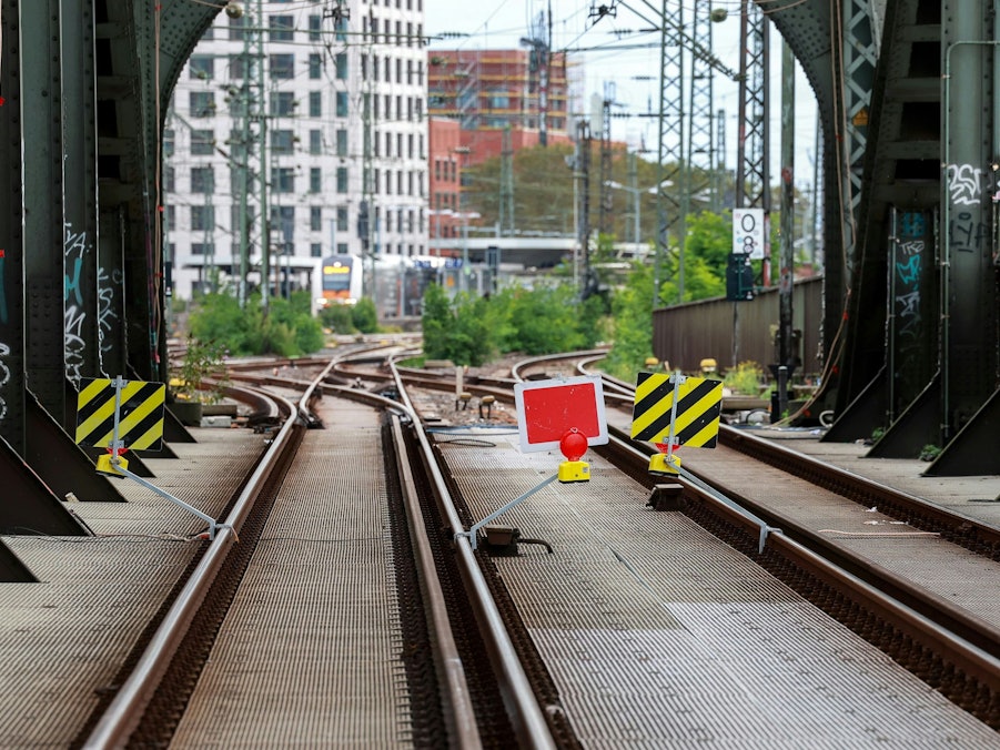 Blick auf eine Baustelle auf der Hohenzollernbrücke (Archivfoto)