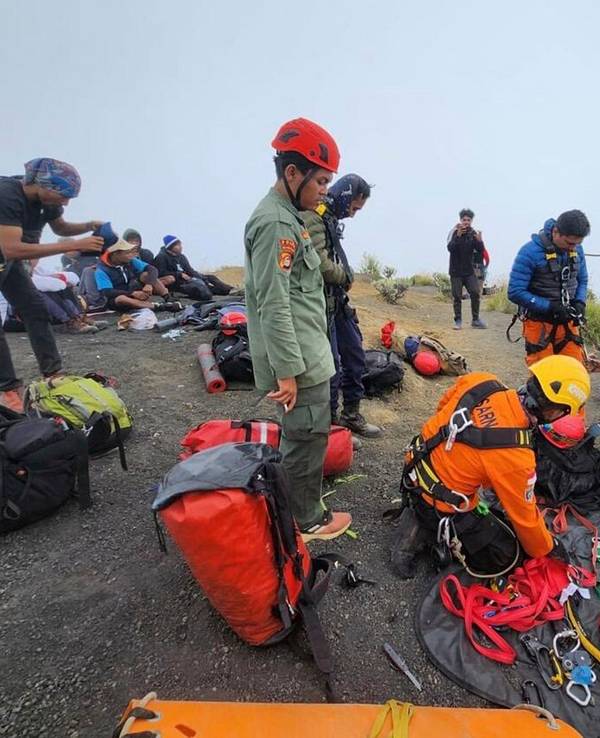 Auf diesem undatierten Foto, das von der indonesischen Nationalen Such- und Rettungsbehörde (BASARNAS) veröffentlicht wurde, sind Rettungskräfte auf der Suche nach einer brasilianischen Touristin im Einsatz.