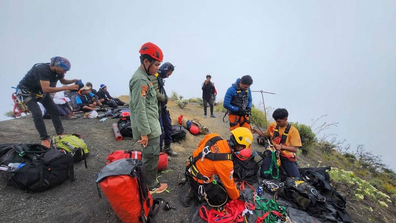 Auf diesem undatierten Foto, das von der indonesischen Nationalen Such- und Rettungsbehörde (BASARNAS) veröffentlicht wurde, sind Rettungskräfte auf der Suche nach einer brasilianischen Touristin im Einsatz.