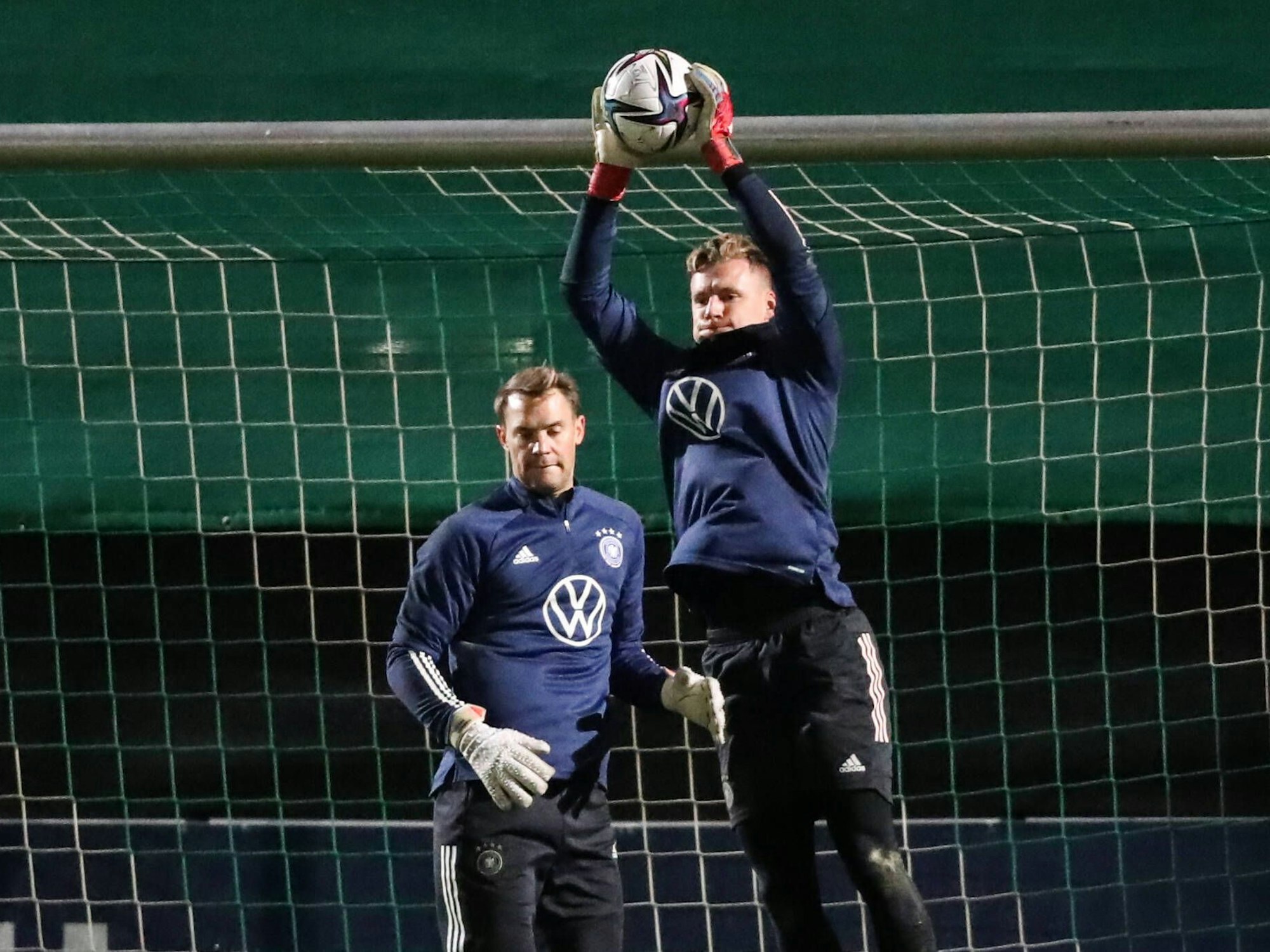 Bernd Leno und Manuel Neuer beim Aufwärmen.