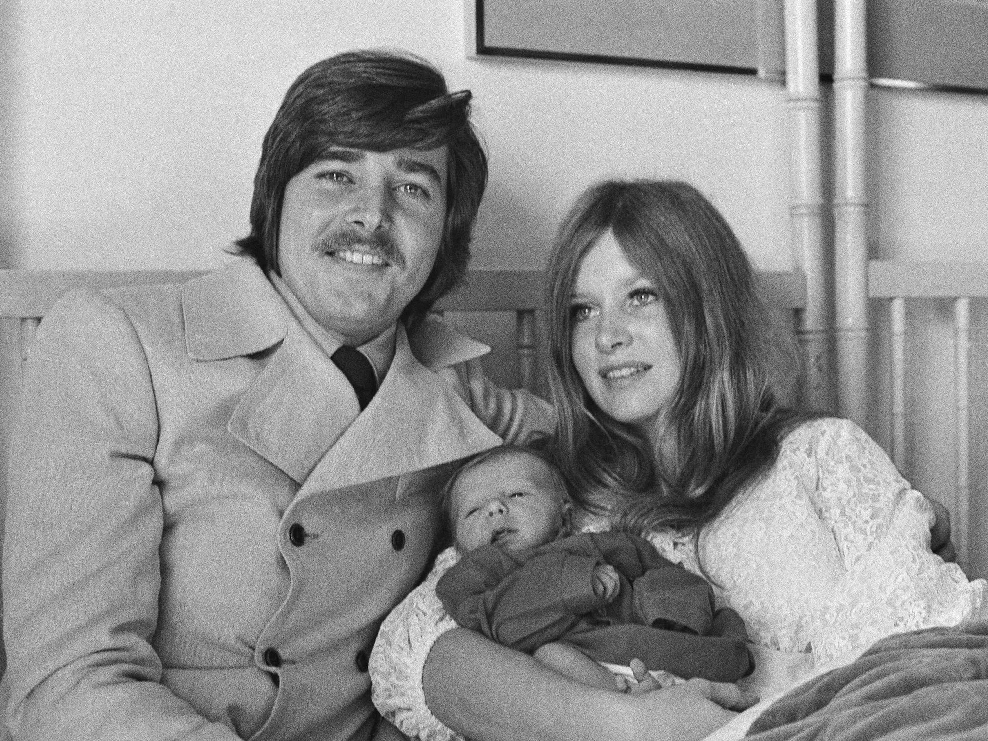 US-amerikanischer Sänger und Schauspieler Bobby Sherman, seine Frau Patricia und ihr neugeborener Sohn Christopher Noel, aufgenommen in Los Angeles.