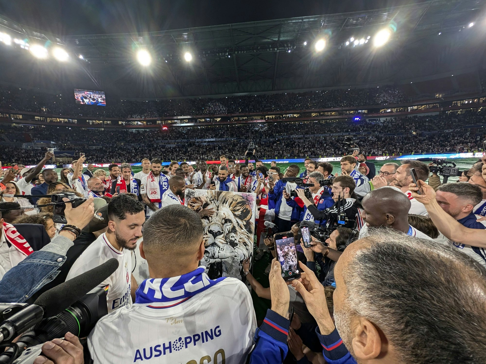 Die Verabschiedung von Kapitän Alexandre Lacazette.