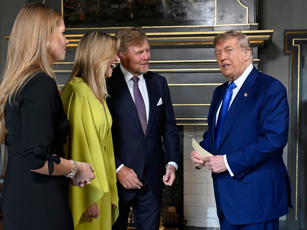 24.06.2025, Niederlande, Den Haag: US-Präsident Donald Trump (r) wird vom niederländischen König Willem Alexander, der niederländischen Königin Maxima und der niederländischen Kronprinzessin Amalia begrüßt, als er zu einem offiziellen Abendessen im Paleis Huis ten Bosch vor dem NATO-Gipfel eintrifft.