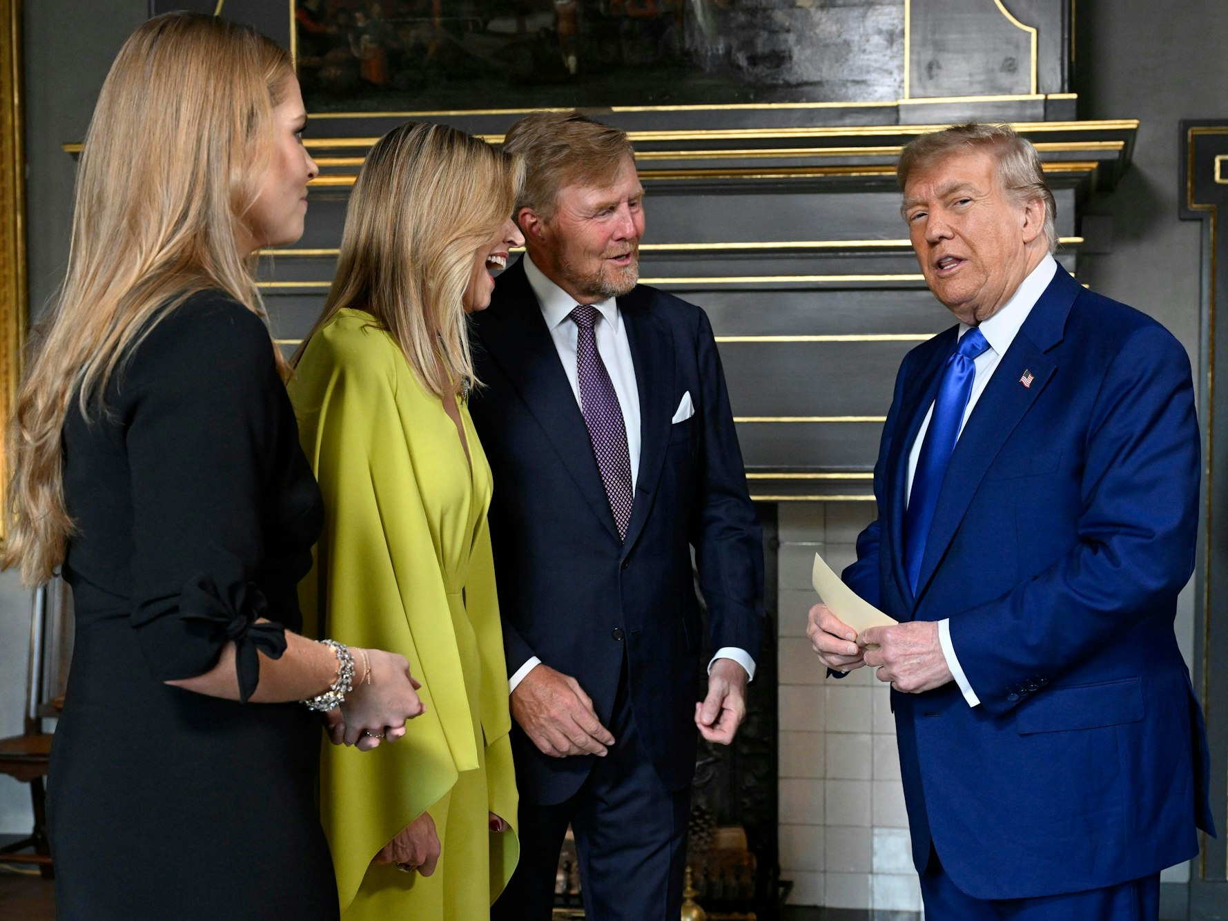 24.06.2025, Niederlande, Den Haag: US-Präsident Donald Trump (r) wird vom niederländischen König Willem Alexander, der niederländischen Königin Maxima und der niederländischen Kronprinzessin Amalia begrüßt, als er zu einem offiziellen Abendessen im Paleis Huis ten Bosch vor dem NATO-Gipfel eintrifft.