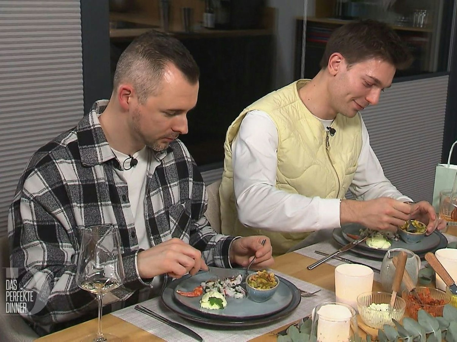 Benni (links) und Freddy genießen Heikos Ceviche. (Bild: RTL)