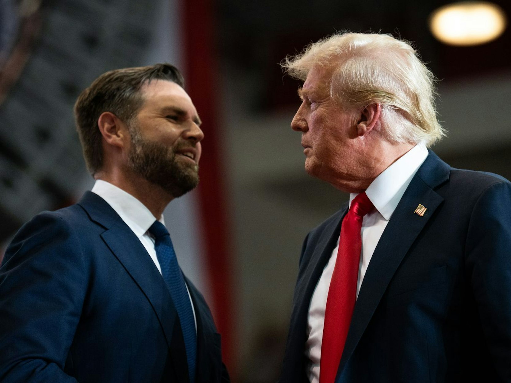 Mächtige Allianz zweier radikaler Politiker: US-Vizepräsident J.D. Vance (links) und US-Präsident Donald Trump. (Bild: 2024 Getty Images/Stephen Maturen)