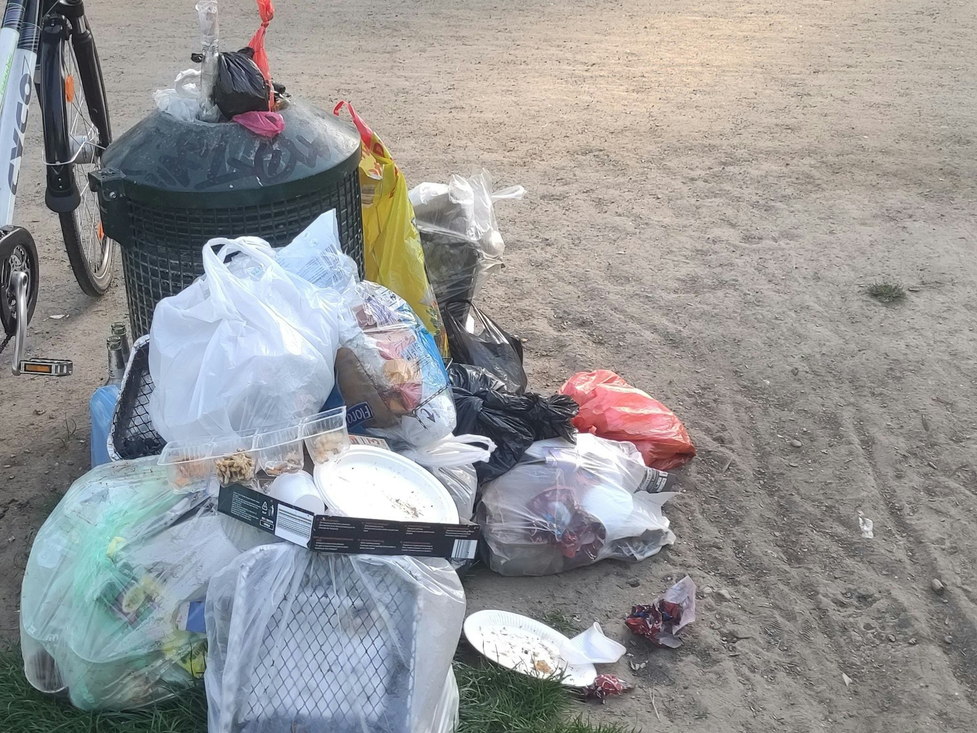 Müll liegt neben einem Mülleimer