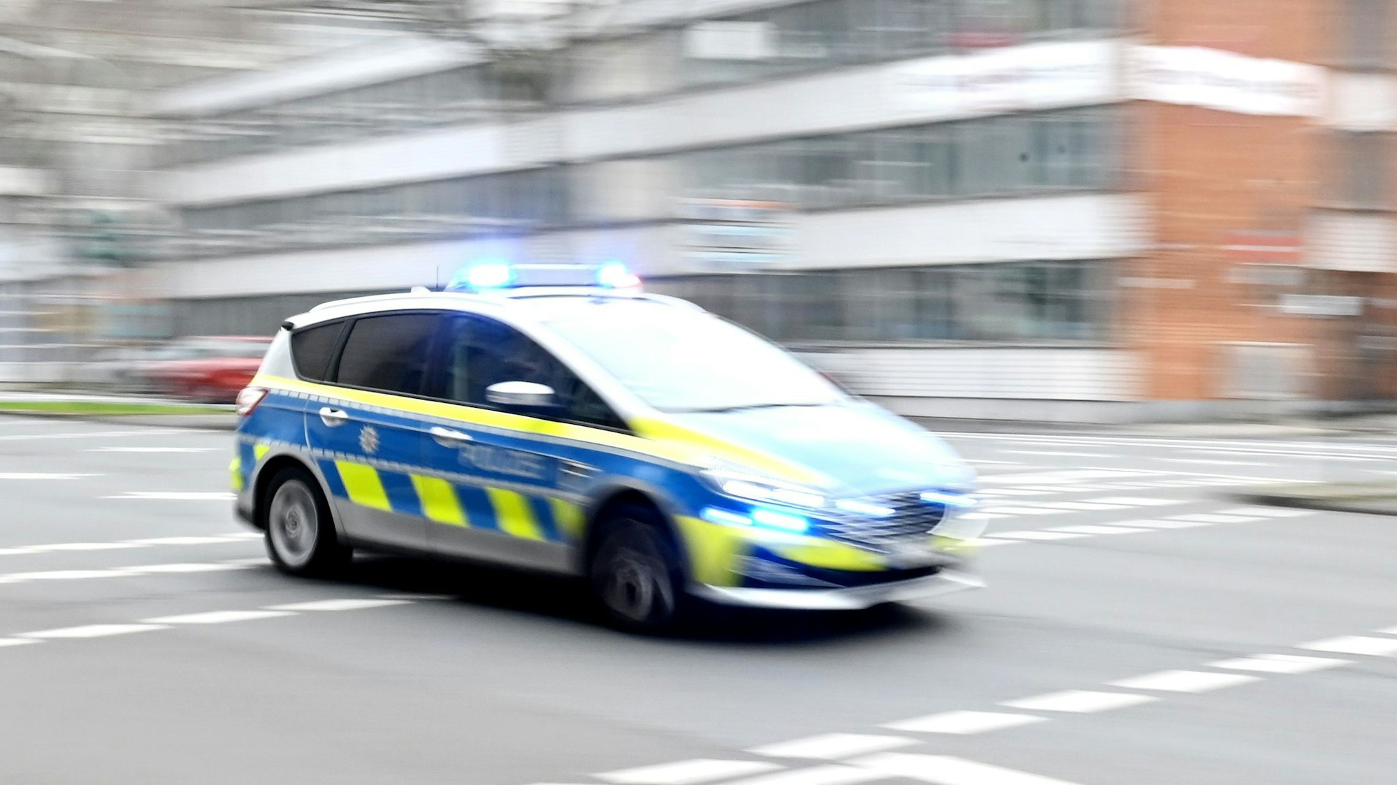 Ein Polizeiwagen rast durch die Innenstadt.