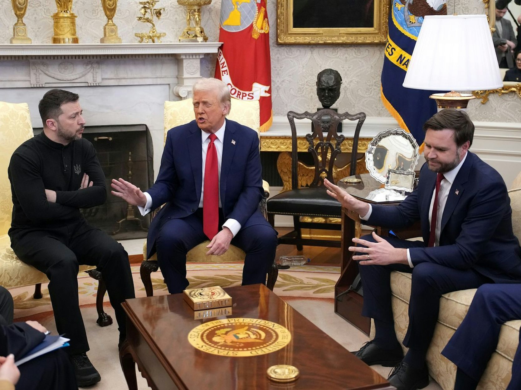Am 28. Februar 2025 brüskierten Donald Trump (Mitte) und J.D. Vance (rechts) den ukrainischen Präsidenten Wolodymyr Selenskyj vor den Augen der Weltöffentlichkeit im Oval Office. (Bild: 2025 Getty Images/Andrew Harnik)