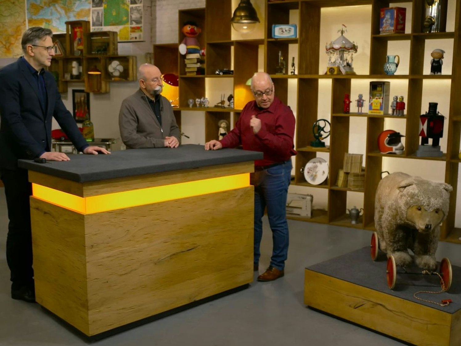 „Der gehört meiner Frau“, begann Calogero (rechts), der Noch-Besitzer, mit dem Rückblick. Experte Detlev Kümmel (links) und Moderator Horst Lichter hörten aufmerksam zu. (Bild: ZDF)