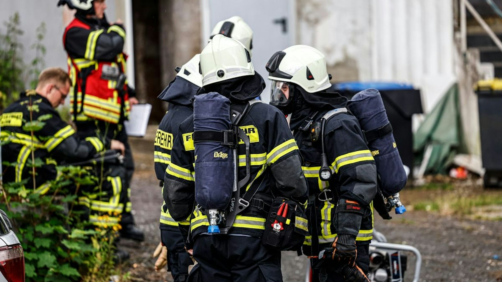 Einsatz der Feuerwehr Iserlohn nach einem Kohlenstoffmonoxid-Austritt in einem Wohnhaus an der Karl-Arnold-Straße. Ein Bewohner verstarb bei dem Unglück.