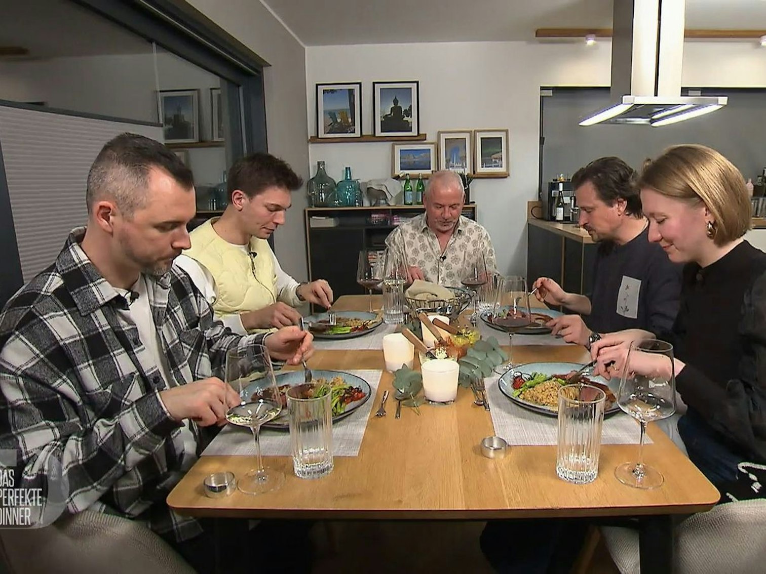 An Tag 2 trifft sich die Berliner „Dinner“-Gruppe bei Heiko (60) in Brunsdorf. (Bild: RTL)