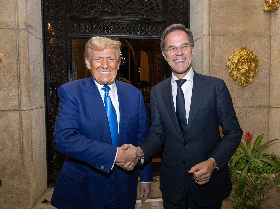 Auf einem von der Nato zur Verfügung gestellten Foto geben sich der designierte US-Präsident Donald Trump (l) und Nato-Generalsekretär Mark Rutte die Hand.