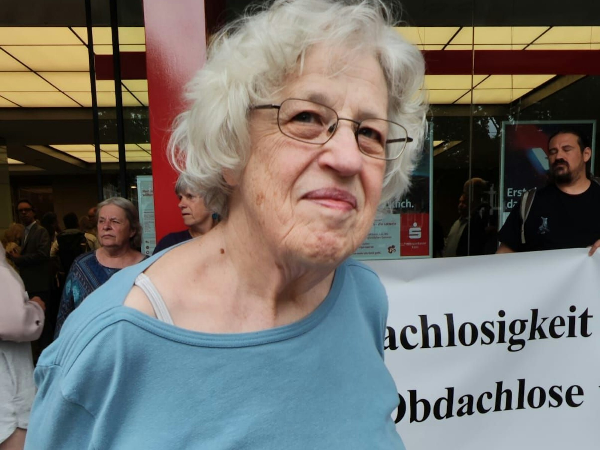 Carol Teitz findet es erschütternd: „Man kann in Köln täglich Obdachlosesn beim Sterben zugucken. Schluss damit!“