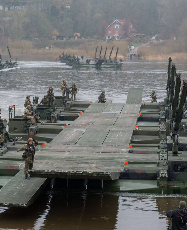 Auch die Schwimmbrücke Amphibie M3 kommt bei dem Großmanöver zum Einsatz.