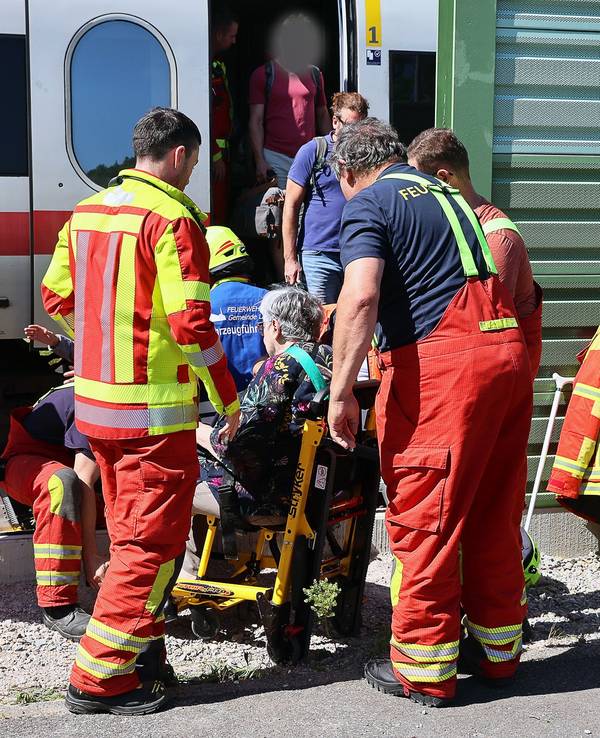 Rettungskräfte evakuieren Fahrgäste aus einem ICE aufgrund eines Ausfalls der Klimaanlage. Wegen des technischen Defekts ist der ICE mit mehreren hundert Fahrgästen an Bord im unterfränkischen Laufach gestrandet.