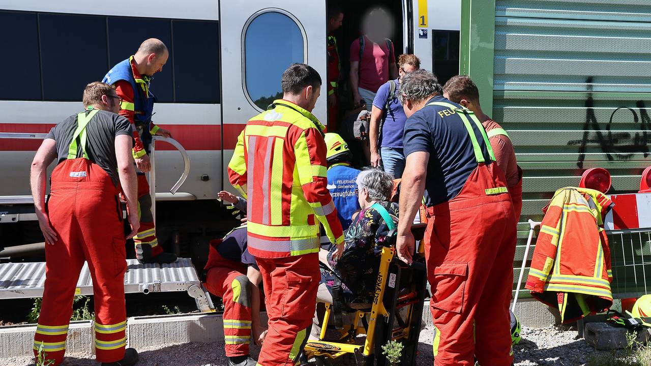 Rettungskräfte evakuieren Fahrgäste aus einem ICE aufgrund eines Ausfalls der Klimaanlage. Wegen des technischen Defekts ist der ICE mit mehreren hundert Fahrgästen an Bord im unterfränkischen Laufach gestrandet.
