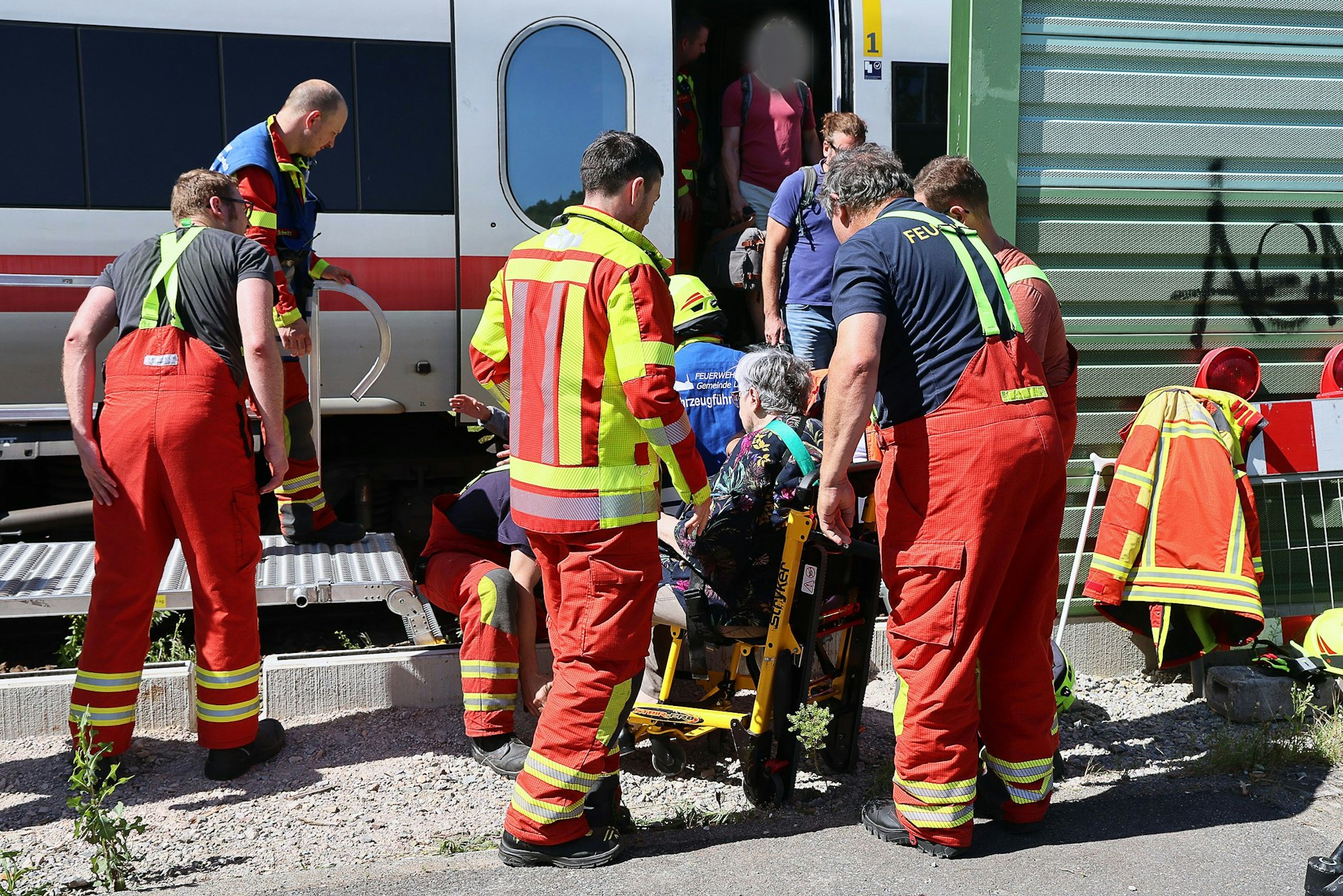 Rettungskräfte evakuieren Fahrgäste aus einem ICE aufgrund eines Ausfalls der Klimaanlage. Wegen des technischen Defekts ist der ICE mit mehreren hundert Fahrgästen an Bord im unterfränkischen Laufach gestrandet.