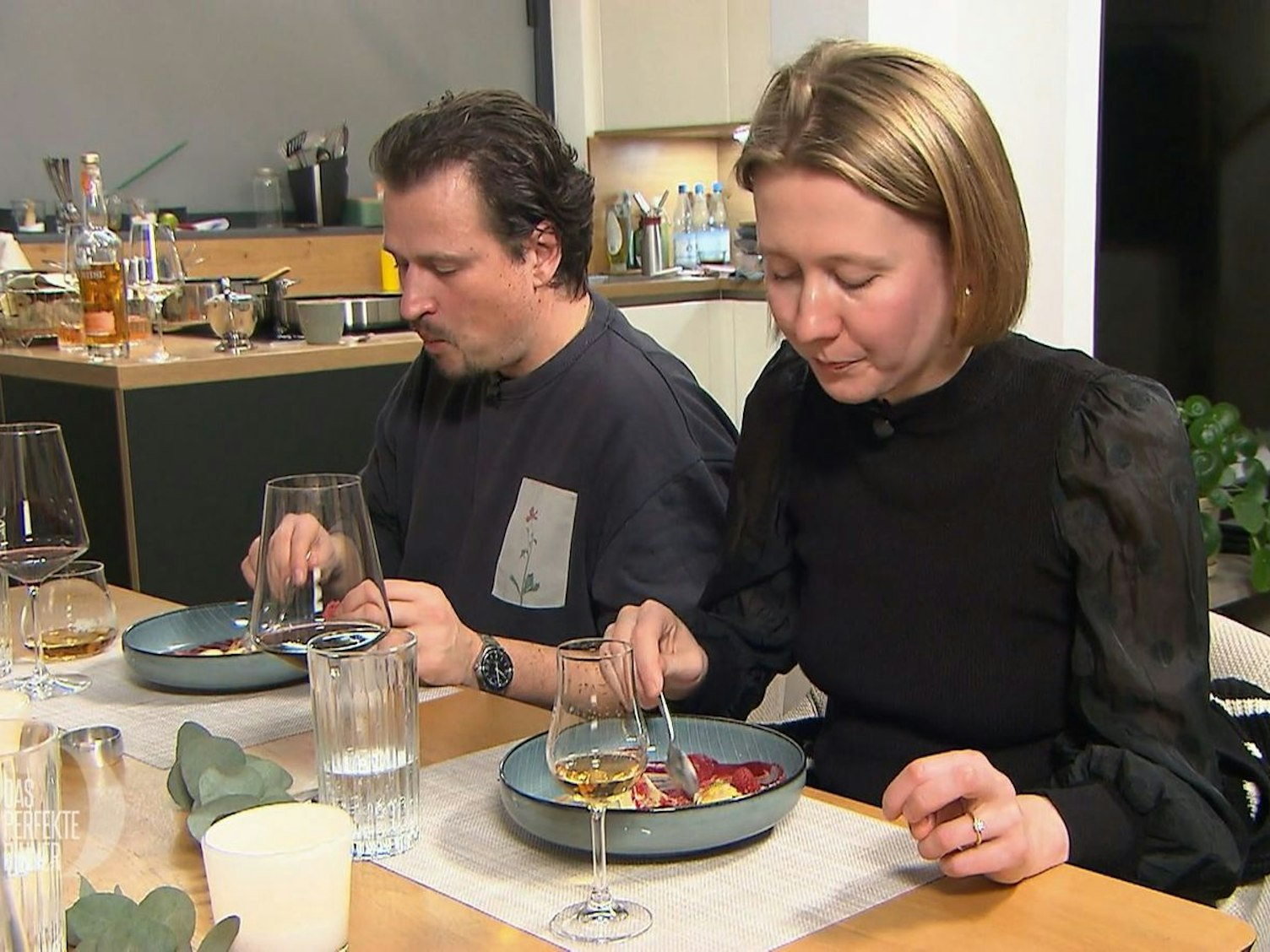 Heikos Dessert macht Theresa und Mato glücklich. (Bild: RTL)