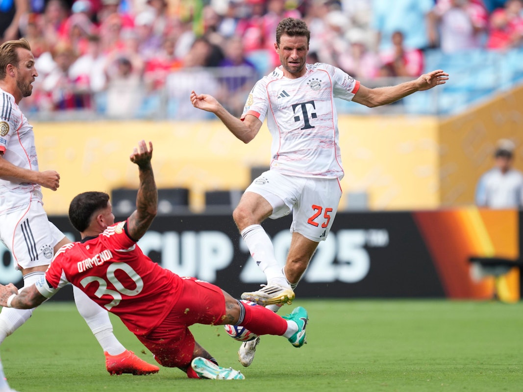 Thomas Müller im Zweikampf im Spiel gegen Benfica Lissabon.