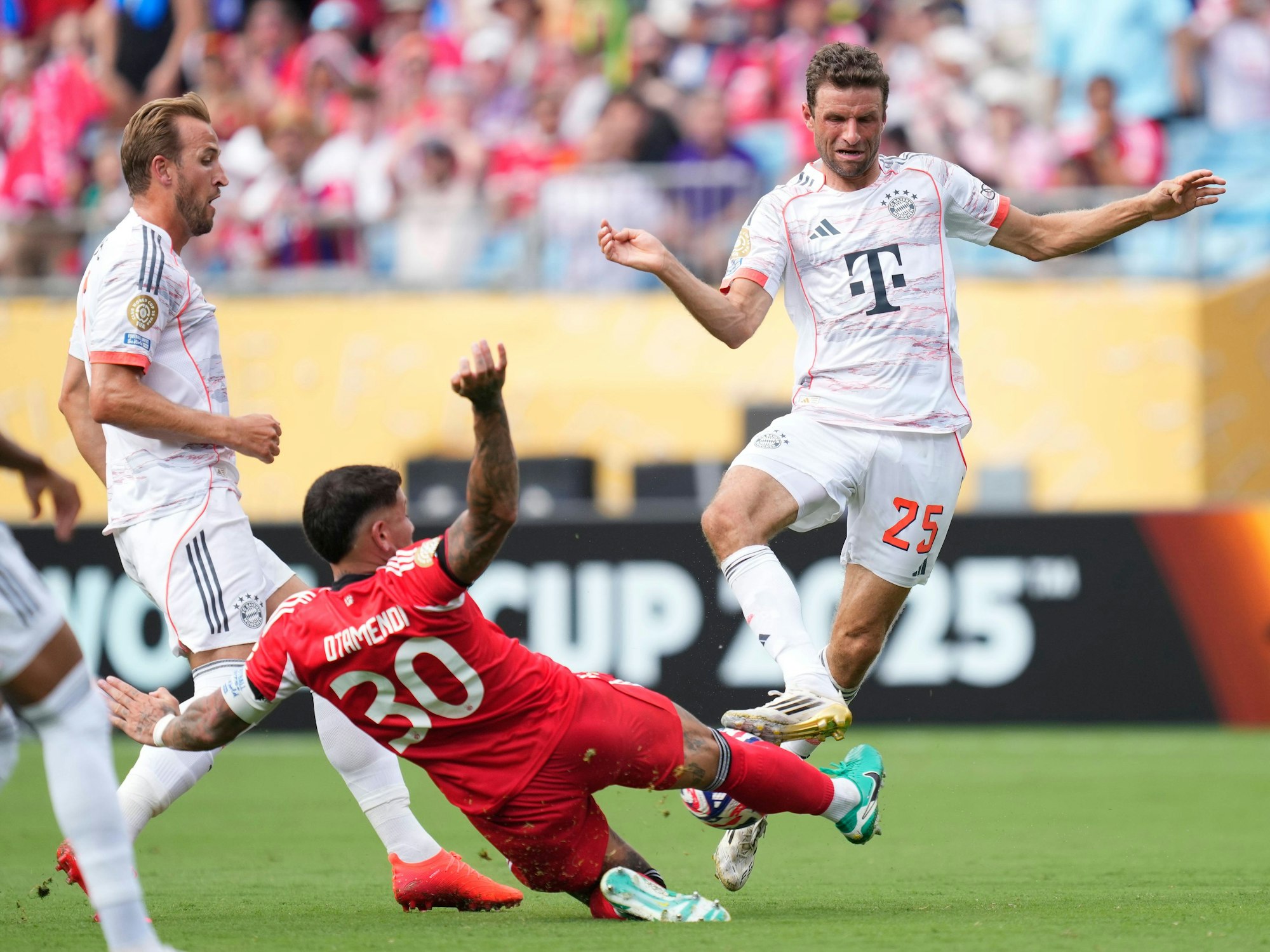 Thomas Müller im Zweikampf im Spiel gegen Benfica Lissabon.