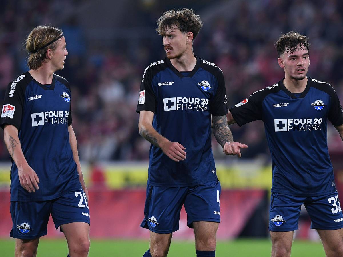 Felix Götze, Calvin Brackelmann und Aaron Zehnter (v.l., alle im Trikot des SC Paderborn) am 25. Oktober 2024.