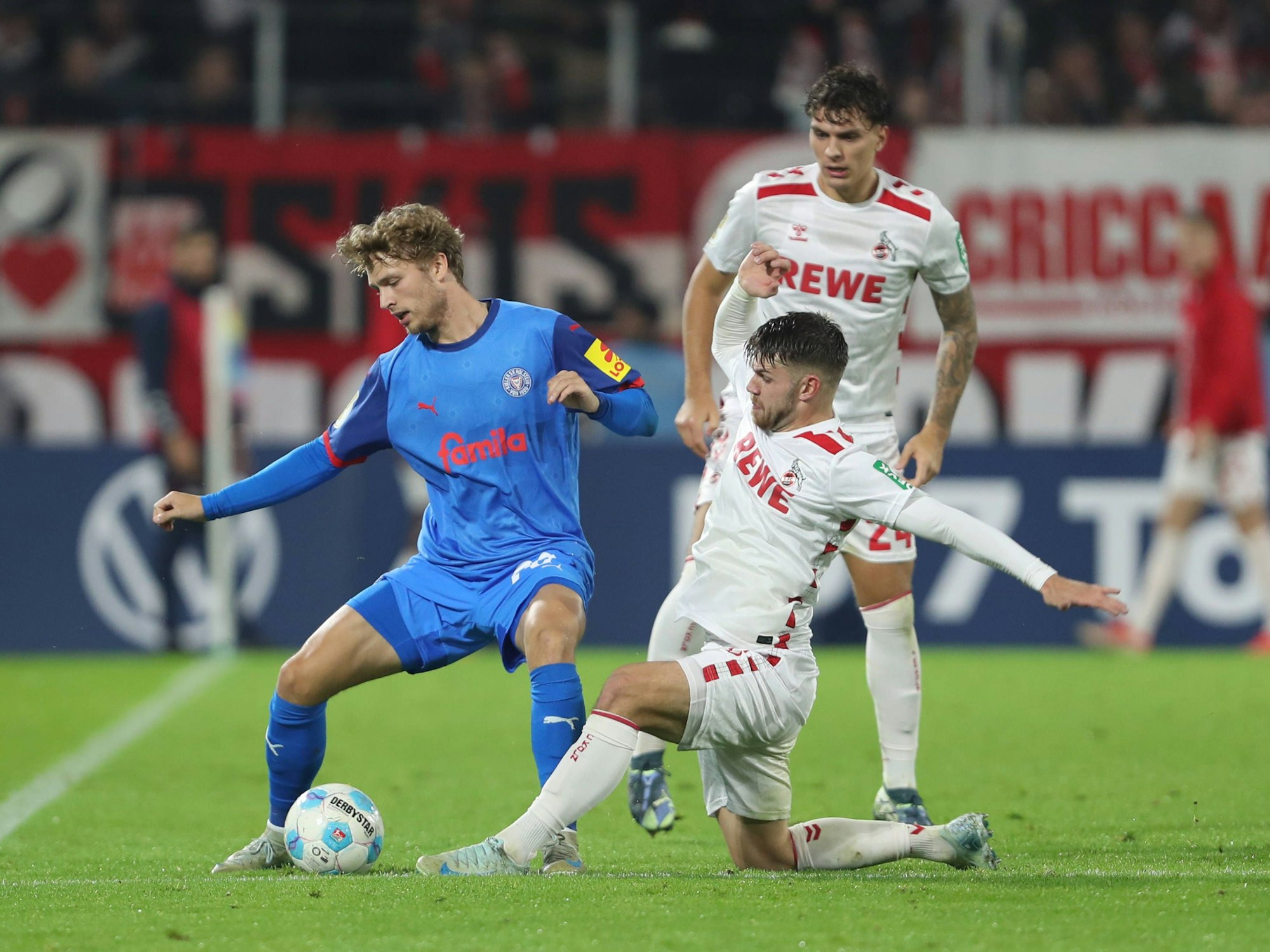 Fiete Arp verteidigt den Ball gegen Jan Thielmann und Julian Pauli.