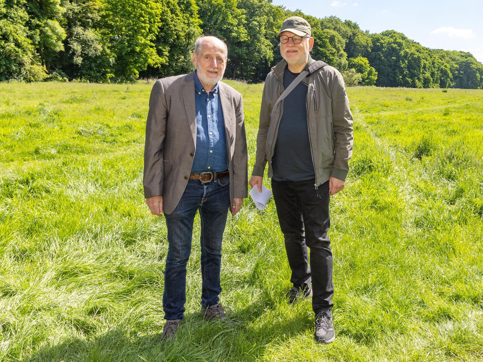 Helmut Röscheisen und Jörg Frank
stehen auf einer Wiese.