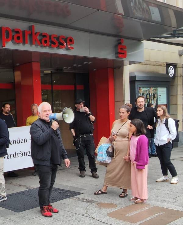 Kalle Gerigk (mit Megafon) rief zur Diskussion unter dem Motto „Obdachlosigkeit beenden, nicht verdrängen“ auf.