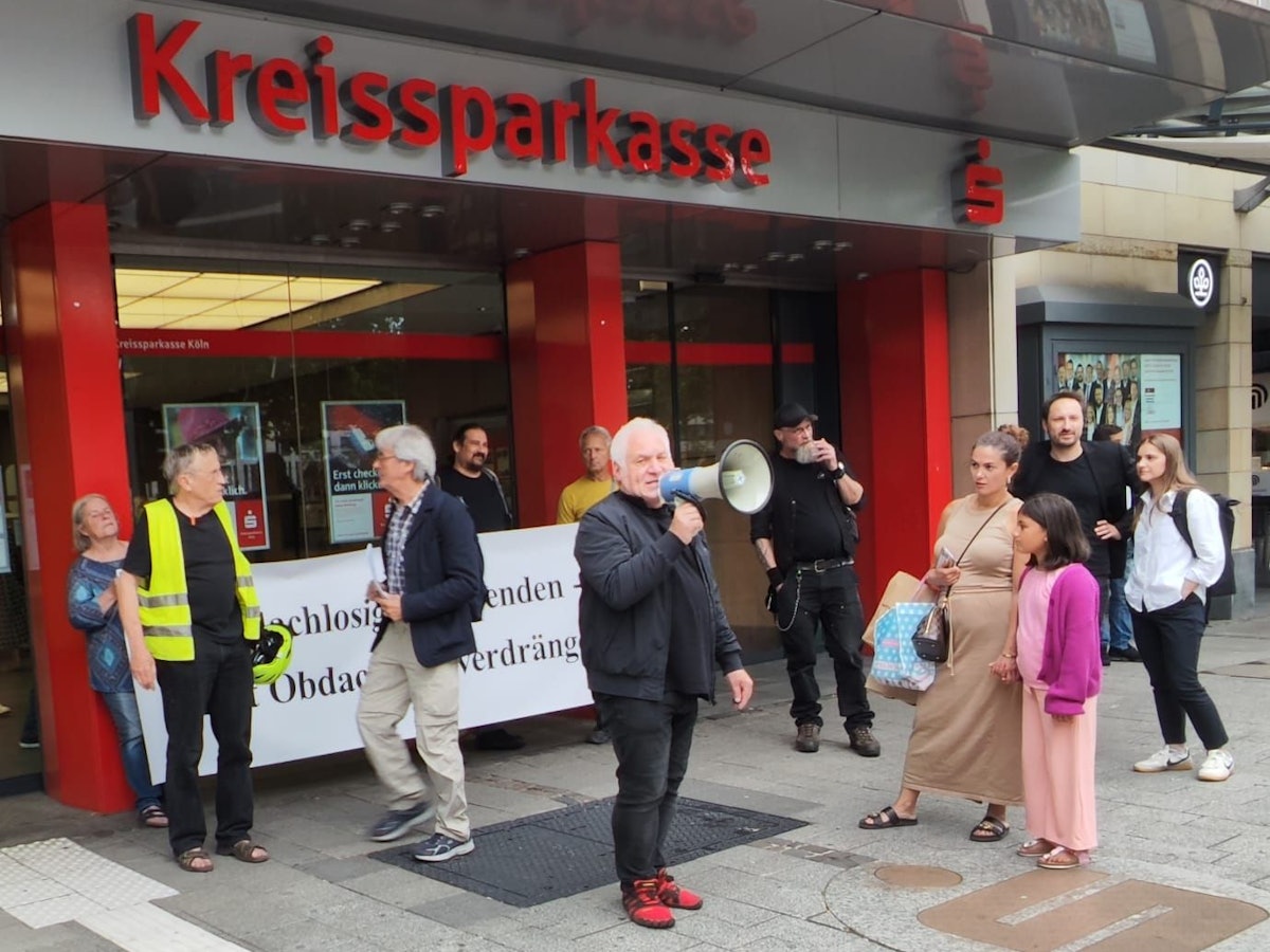 Kalle Gerigk (mit Megafon) rief zur Diskussion unter dem Motto „Obdachlosigkeit beenden, nicht verdrängen“ auf.