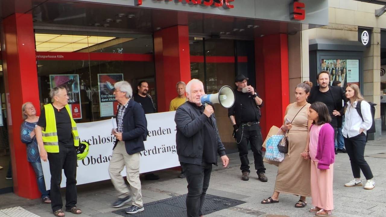 Kalle Gerigk (mit Megafon) rief zur Diskussion unter dem Motto „Obdachlosigkeit beenden, nicht verdrängen“ auf.