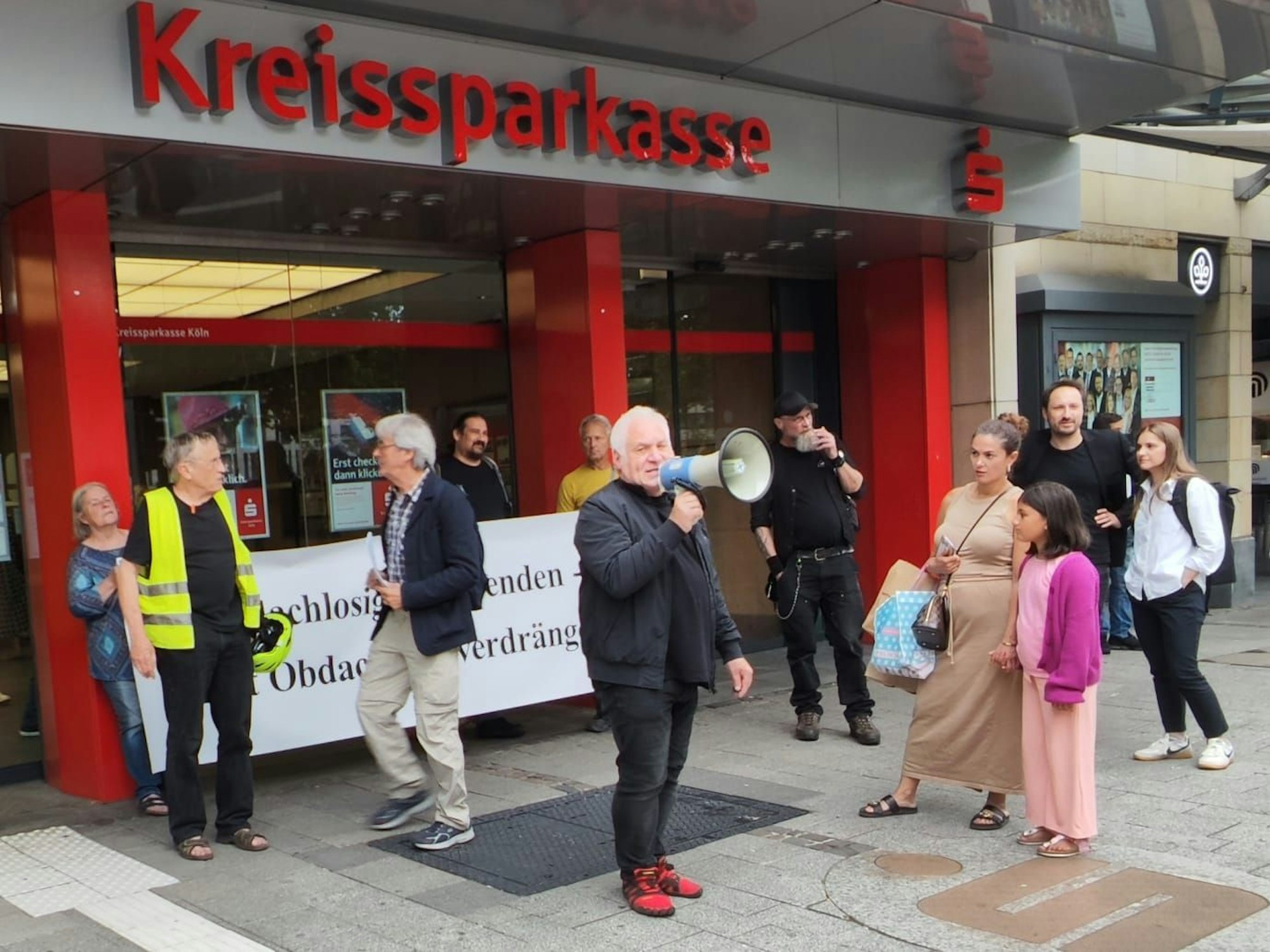 Kalle Gerigk (mit Megafon) rief zur Diskussion unter dem Motto „Obdachlosigkeit beenden, nicht verdrängen“ auf.