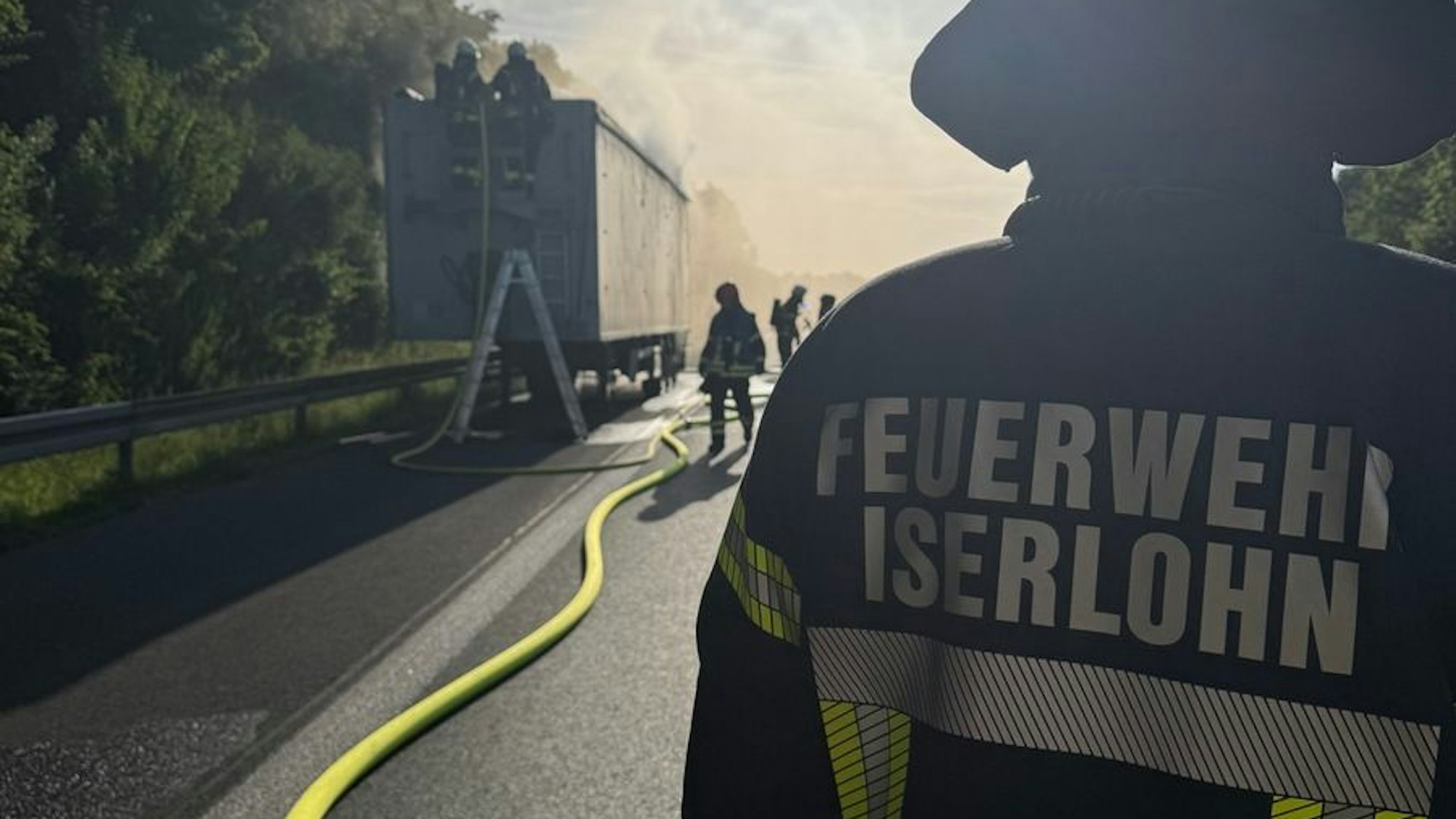 Einsatz der Feuerwehr Iserlohn bei einem LKW-Brand auf der Autobahn A46 am frühen Dienstagmorgen