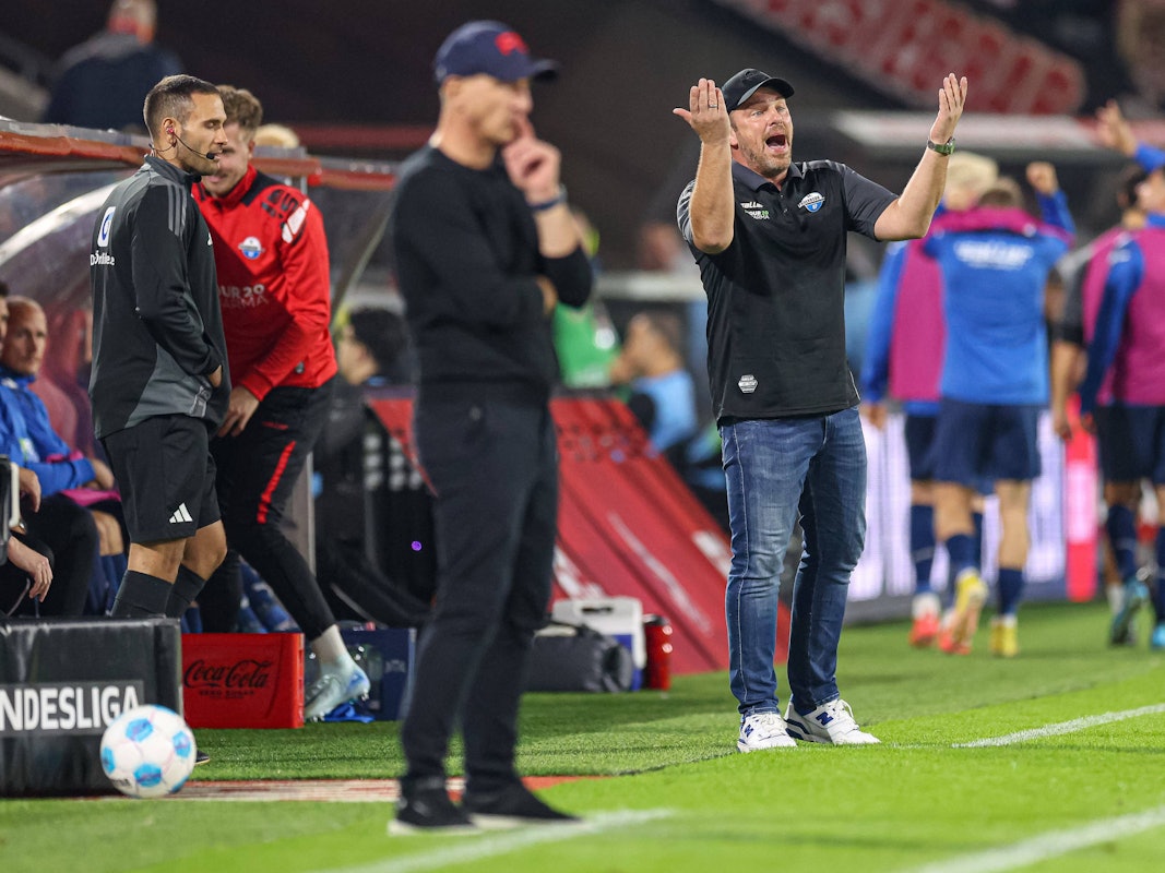 Lukas Kwasniok steht an der Seitenlinie neben Gerhard Struber.