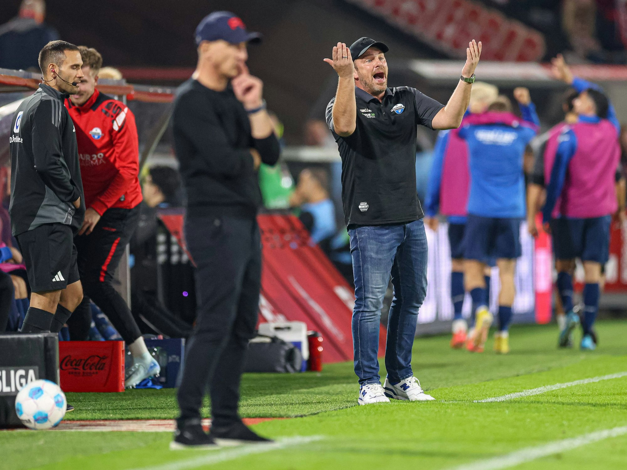 Lukas Kwasniok steht an der Seitenlinie neben Gerhard Struber.