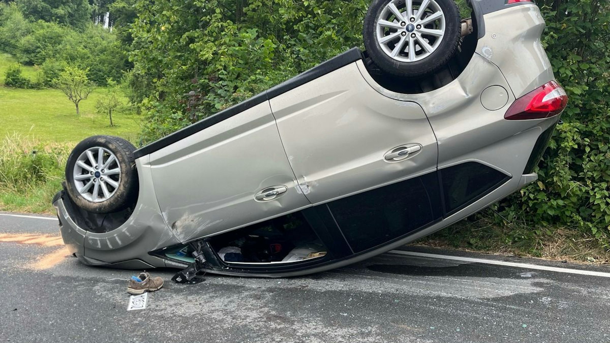 Unfall in Kürten: Nach einem mutmaßlichen Sekundenschlaf verlor ein 62-jähriger Leverkusener die Kontrolle über sein Fahrzeug, das sich überschlug und auf dem Dach zum Liegen kam.