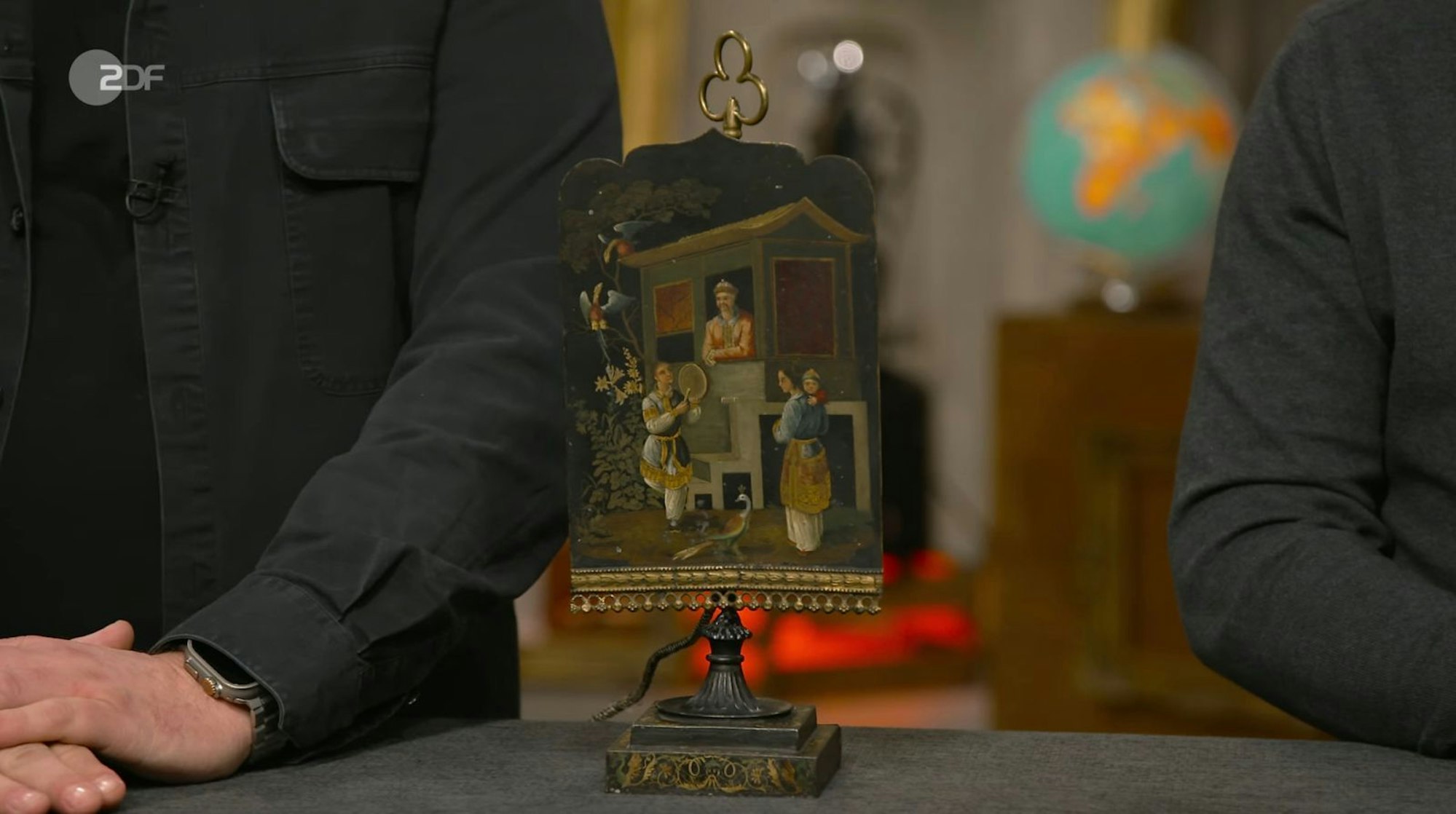 Ein sogenannter Blendschirm stammte laut Sven Deutschmanek von der Blechwarenfabrik Schaaffhausen und Dietz (Koblenz) und war von 1850. Der Wunschpreis lag bei 200 bis 250 Euro. Der Experte schätzte 700 bis 900 Euro. Markus Wildhagen zahlte sogar 1.050 Euro.
(Bild: ZDF)