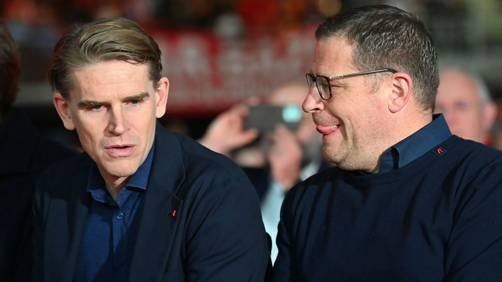 Christoph Freund (l.) und Max Eberl unterhalten sich.