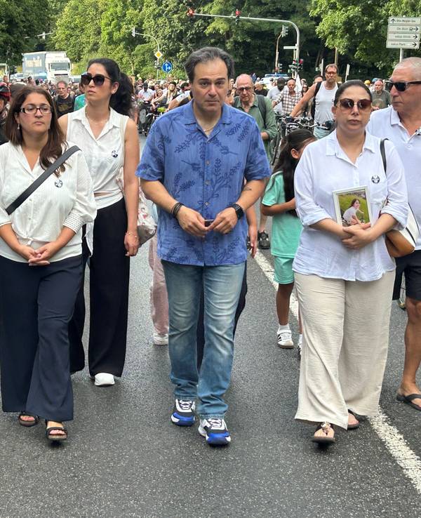 Avins Eltern (rechts) schritten beim Schweigemarsch voran. Die Mutter hielt ein Foto ihrer getöteten Tochter. Links die Initiatoren der Petition.
