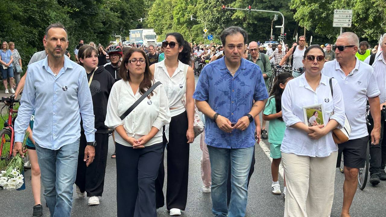Avins Eltern (rechts) schritten beim Schweigemarsch voran. Die Mutter hielt ein Foto ihrer getöteten Tochter. Links die Initiatoren der Petition.