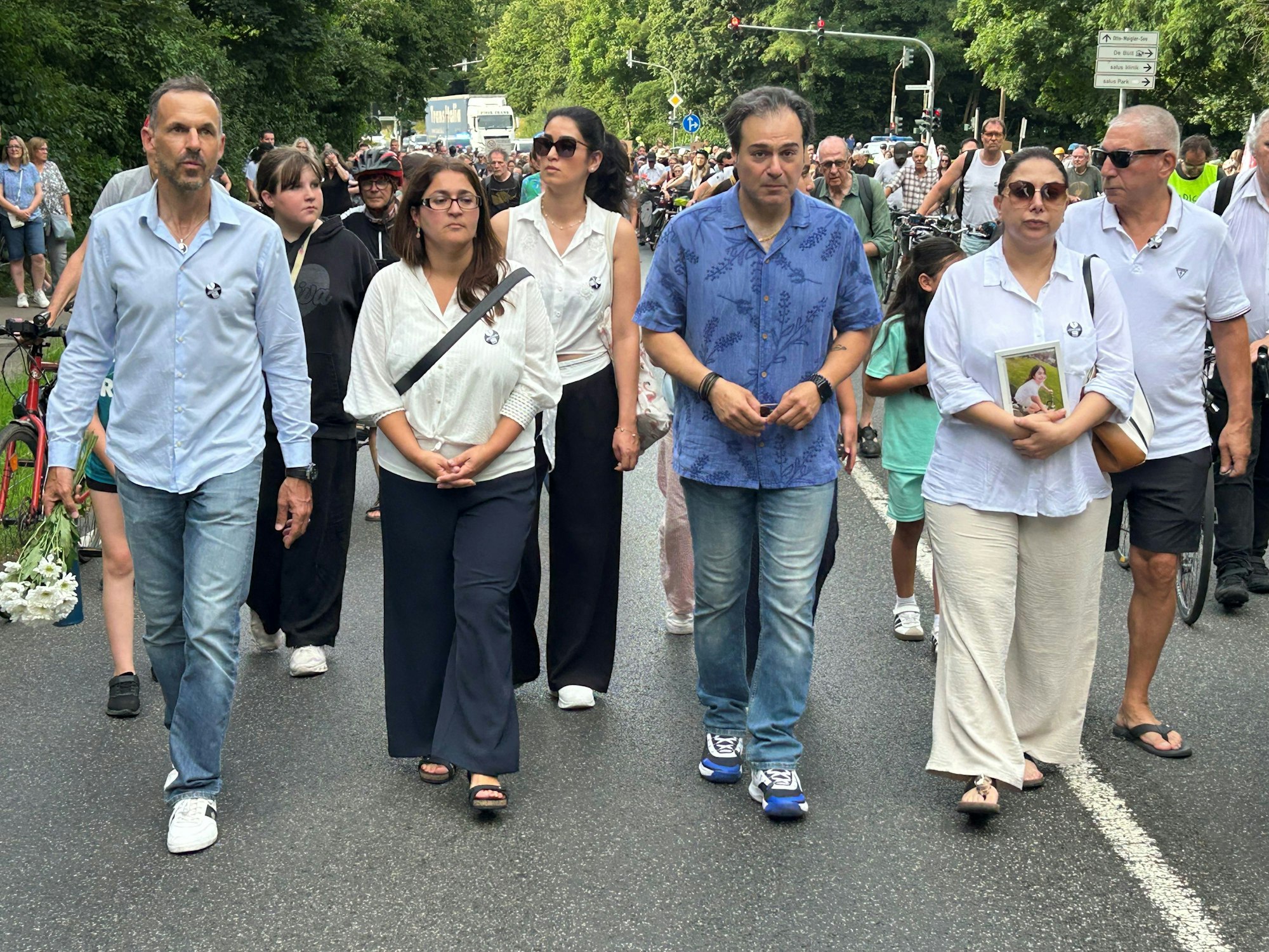 Avins Eltern (rechts) schritten beim Schweigemarsch voran. Die Mutter hielt ein Foto ihrer getöteten Tochter. Links die Initiatoren der Petition.
