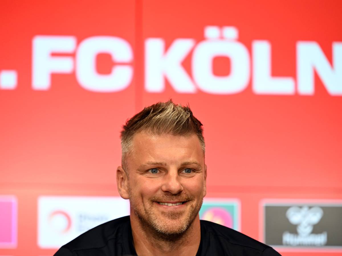 Lukas Kwasniok, neuer Trainer des 1. FC Köln, beantwortet die Fragen von Journalisten.