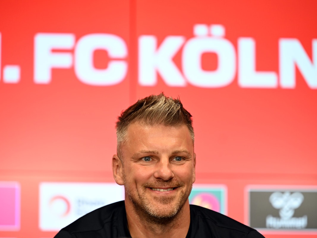 Lukas Kwasniok, neuer Trainer des 1. FC Köln, beantwortet die Fragen von Journalisten.