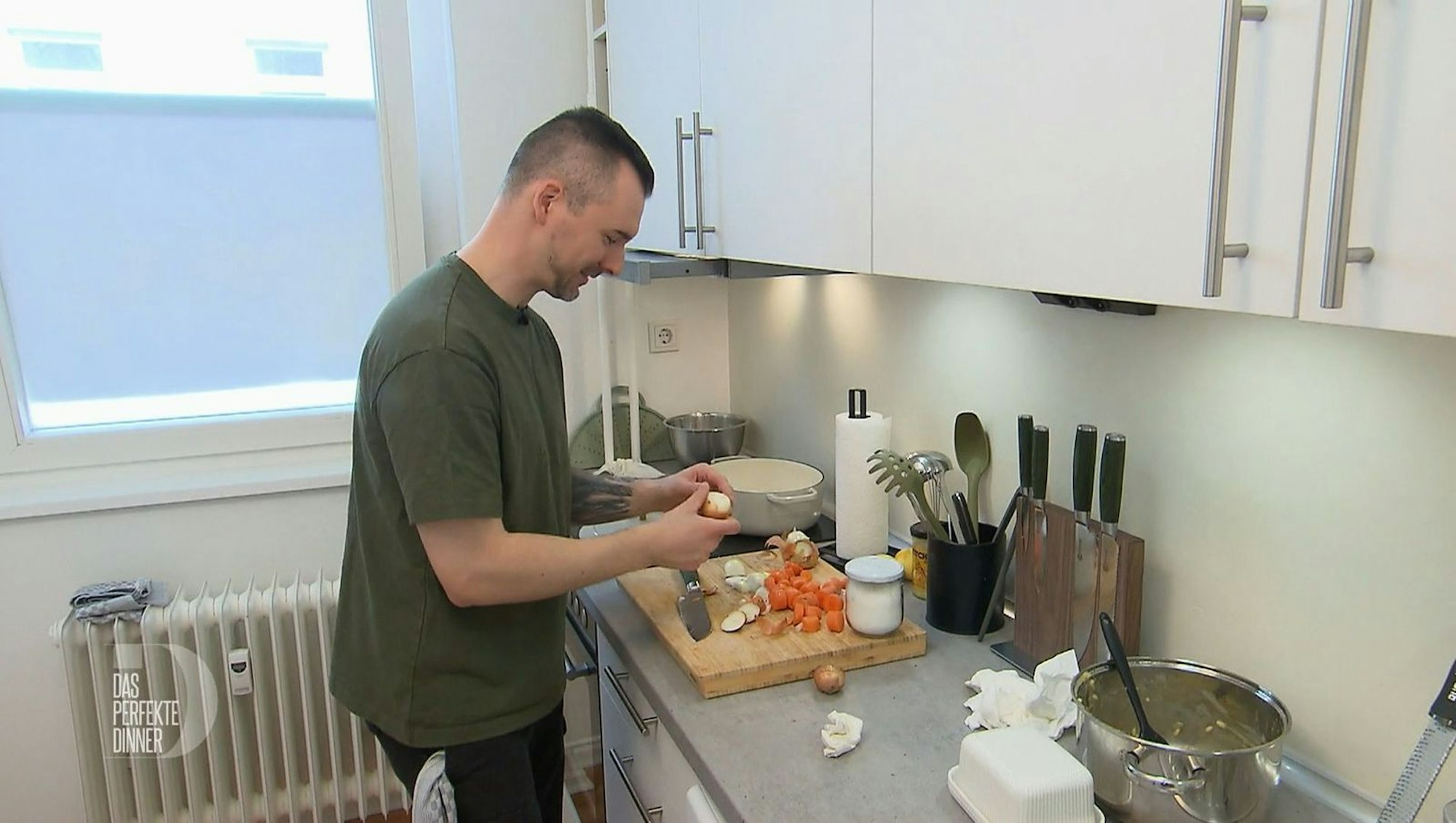 Als Foodblogger ist Benni (34) Experte für Essen. An Tag 3 in Berlin zeigt er seine Kochkünste. (Bild: RTL)
