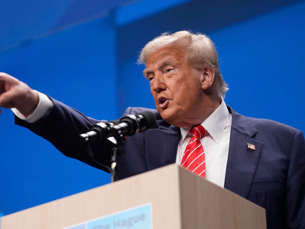 US-Präsident Donald Trump gestikuliert während einer Pressekonferenz auf dem NATO-Gipfel.