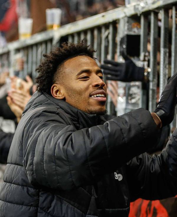 Morgan Guilavogui klatscht mit den Fans ab.