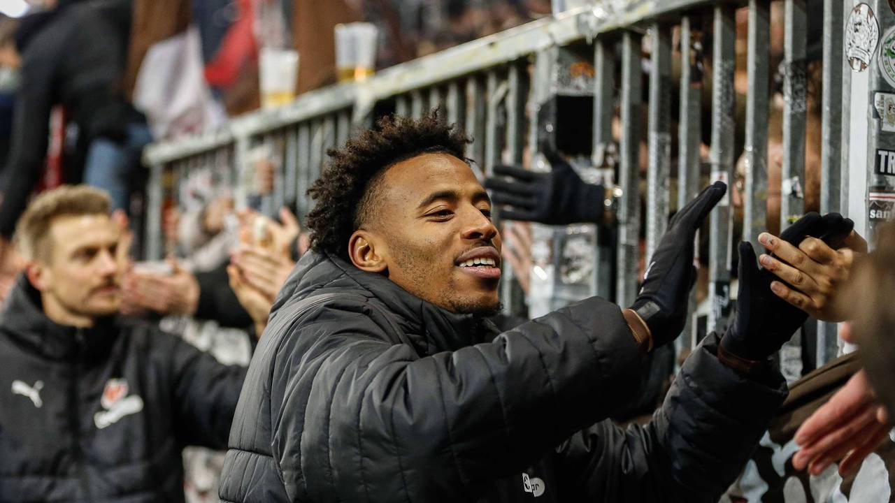 Morgan Guilavogui klatscht mit den Fans ab.