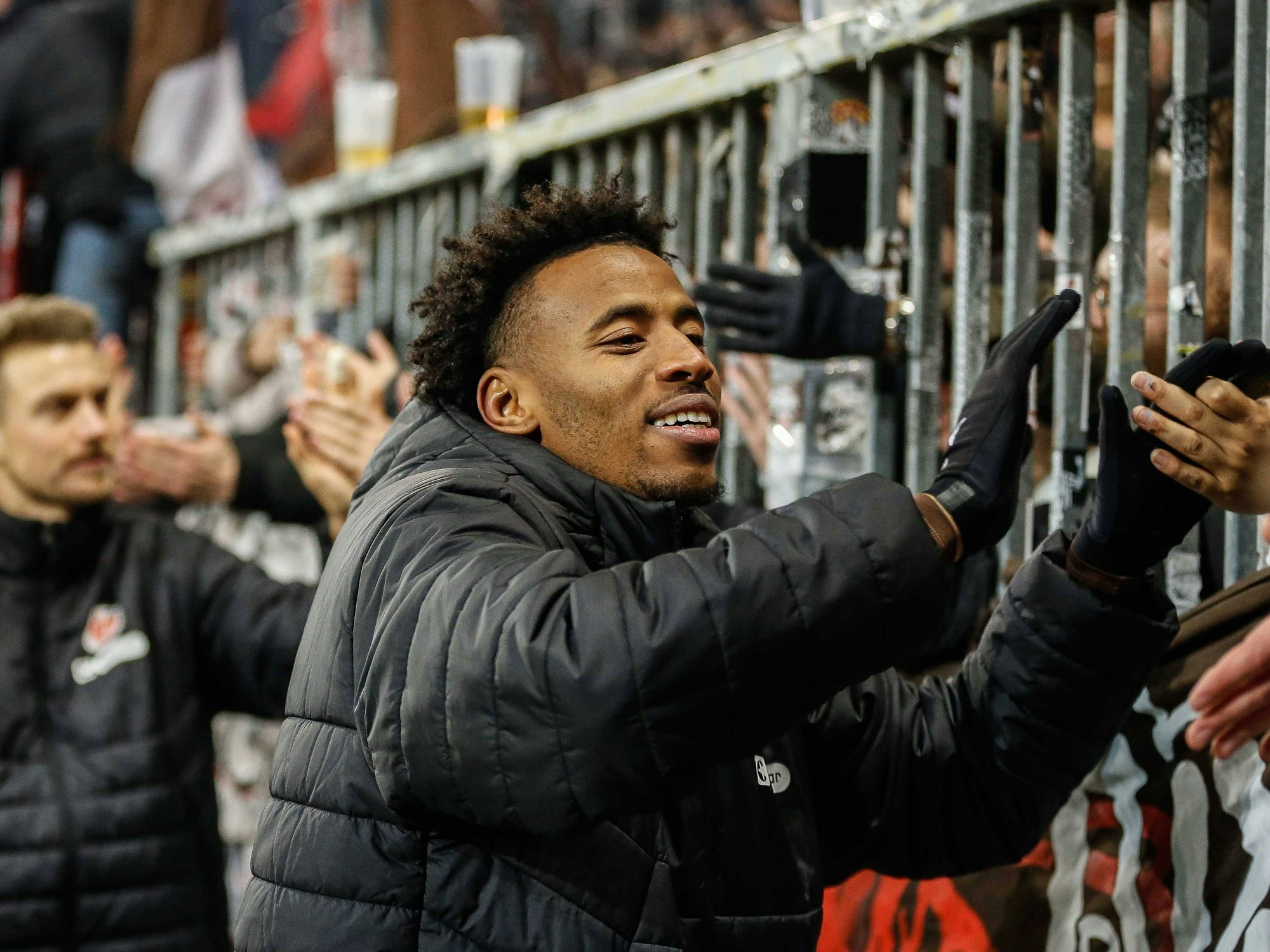 Morgan Guilavogui klatscht mit den Fans ab.