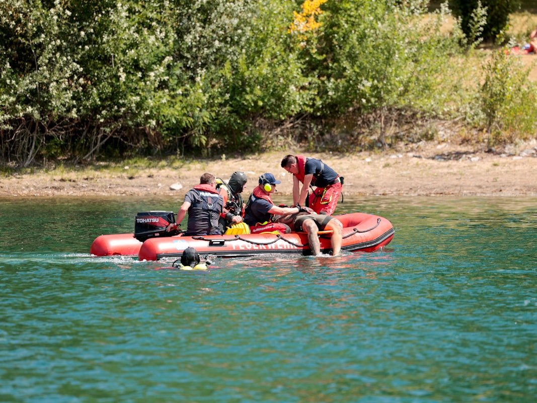 Rettungskräfte bei einer Übung in einem See.
