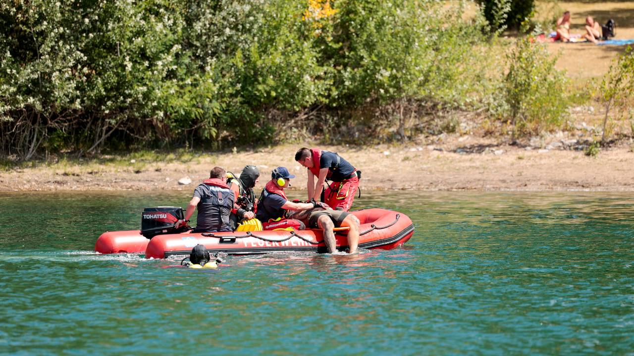 Rettungskräfte bei einer Übung in einem See.